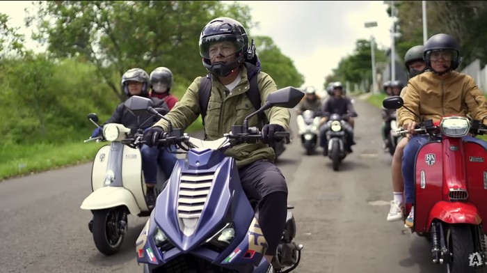 Ariel Noah touring naik Italjet Dragster A.R.L. di Bandung.