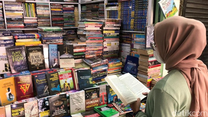 Asyiknya ngabuburit sambil berburu buku bekas di Pasar Buku Wilis Malang