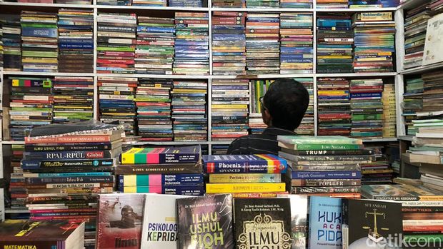 Asyiknya ngabuburit sambil berburu buku bekas di Pasar Buku Wilis Malang