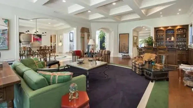 Bagian dalam rumah Bruno Mars