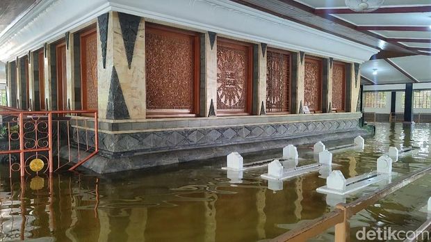 Banjir di Makam Sunan Kalijaga, Demak, Selasa (19/3/2024).