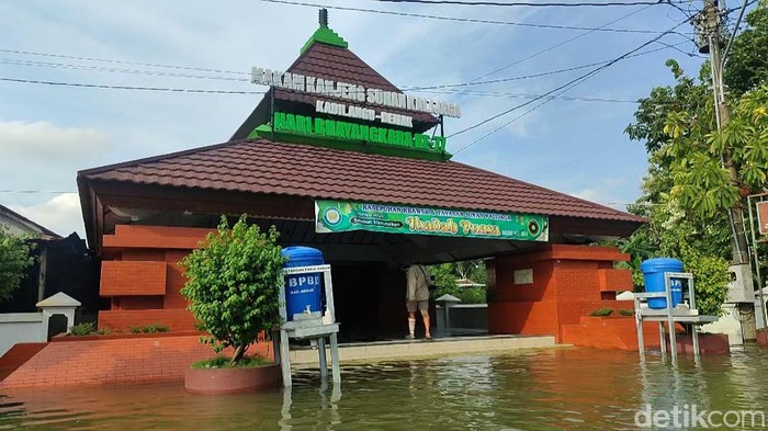 Banjir di Makam Sunan Kalijaga, Demak, Selasa (19/3/2024).