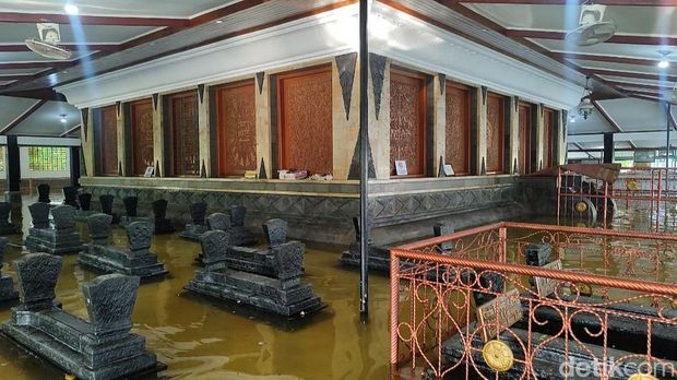 Banjir di Makam Sunan Kalijaga, Demak, Selasa (19/3/2024).