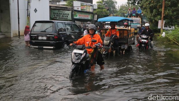 Kondisi jalur Kudus–Purwodadi tepatnya Desa Tanjungkarang Kecamatan Jati, Kudus terendam banjir, Selasa (19/3/2024).