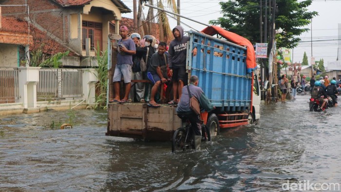 Kondisi jalur Kudus–Purwodadi tepatnya Desa Tanjungkarang Kecamatan Jati, Kudus terendam banjir, Selasa (19/3/2024).