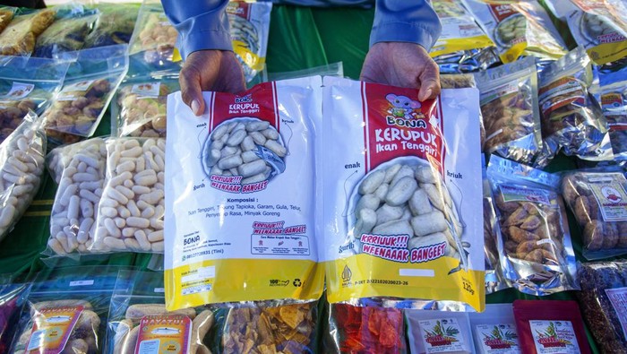 Bantuan modal tanpa bunga UMKM di Kepri Pelaku Usaha Mikro Kecil Menengah (UMKM) menujukkan produk makanan industri rumahan yang dipamerkan pada pameran UMKM di Batam, Kepulauan Riau, Senin (18/3/2024). Pemprov Kepri menaikan plafond pinjaman maksimal Program Bantuan Pinjaman Bunga Nol Persen bagi pelaku UMKM hingga Rp40 juta naik 100 persen dibandingkan maksimal pinjaman sejak program ini digulirkan di tahun 2021 lalu yakni Rp20 juta. ANTARA FOTO/Teguh Prihatna/Spt.