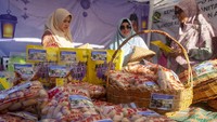 Pengunjung melihat produk Usaha Mikro Kecil Menengah (UMKM) yang dipamerkan pada acara pameran UMKM di Batam, Kepulauan Riau, Senin (18/3/2024).