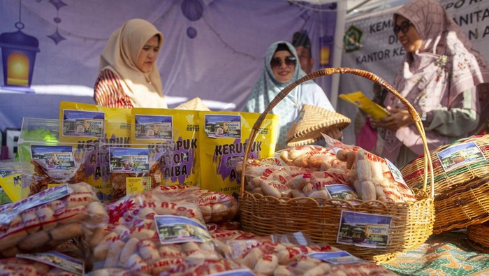 Pelaku Usaha Mikro Kecil Menengah (UMKM) menujukkan produk makanan industri rumahan yang dipamerkan pada  pameran UMKM di Batam, Kepulauan Riau, Senin (18/3/2024). Pemprov Kepri menaikan plafond pinjaman maksimal Program Bantuan Pinjaman Bunga Nol Persen bagi pelaku UMKM hingga Rp40 juta naik 100 persen dibandingkan maksimal pinjaman sejak program ini digulirkan di tahun 2021 lalu yakni Rp20 juta. ANTARA FOTO/Teguh Prihatna/Spt.