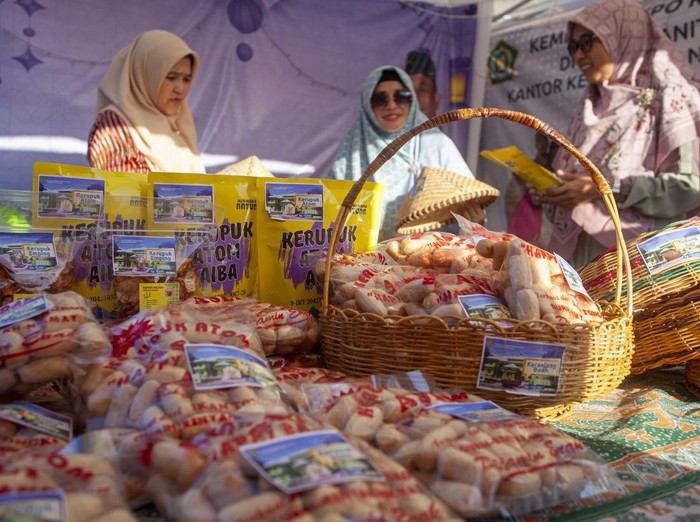 Pelaku Usaha Mikro Kecil Menengah (UMKM) menujukkan produk makanan industri rumahan yang dipamerkan pada  pameran UMKM di Batam, Kepulauan Riau, Senin (18/3/2024). Pemprov Kepri menaikan plafond pinjaman maksimal Program Bantuan Pinjaman Bunga Nol Persen bagi pelaku UMKM hingga Rp40 juta naik 100 persen dibandingkan maksimal pinjaman sejak program ini digulirkan di tahun 2021 lalu yakni Rp20 juta. ANTARA FOTO/Teguh Prihatna/Spt.