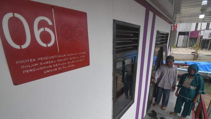 Warga berjalan keluar dari rumah apung bantuan dari Kementerian Pertahanan di Jalan Dermaga Kaliadem, Pluit, Penjaringan, Jakarta, Selasa (19/3/2024). Kementerian Pertahanan memberikan bantuan sebanyak 16 rumah apung dan 12 rumah panggung seluas 9 meter persegi sebagai upaya meningkatkan kesejahteraan warga setempat yang seringkali terdampak bencana banjir rob dan abrasi. ANTARA FOTO/Aditya Pradana Putra/rwa.