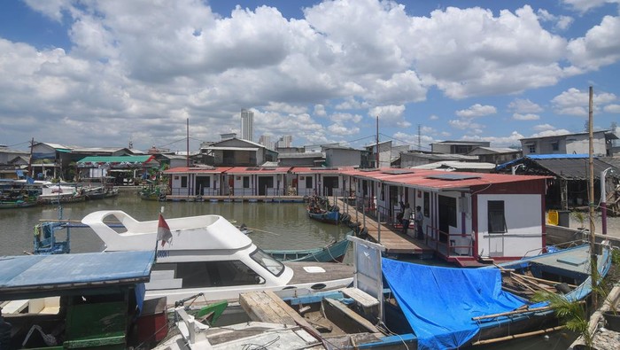 Warga berjalan keluar dari rumah apung bantuan dari Kementerian Pertahanan di Jalan Dermaga Kaliadem, Pluit, Penjaringan, Jakarta, Selasa (19/3/2024). Kementerian Pertahanan memberikan bantuan sebanyak 16 rumah apung dan 12 rumah panggung seluas 9 meter persegi sebagai upaya meningkatkan kesejahteraan warga setempat yang seringkali terdampak bencana banjir rob dan abrasi. ANTARA FOTO/Aditya Pradana Putra/rwa.