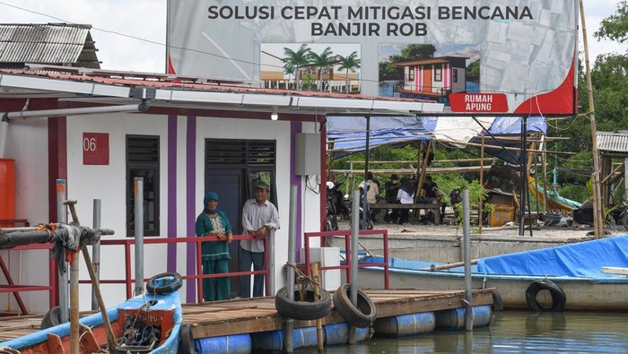 Warga berjalan keluar dari rumah apung bantuan dari Kementerian Pertahanan di Jalan Dermaga Kaliadem, Pluit, Penjaringan, Jakarta, Selasa (19/3/2024). Kementerian Pertahanan memberikan bantuan sebanyak 16 rumah apung dan 12 rumah panggung seluas 9 meter persegi sebagai upaya meningkatkan kesejahteraan warga setempat yang seringkali terdampak bencana banjir rob dan abrasi. ANTARA FOTO/Aditya Pradana Putra/rwa.