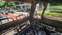 Hingga pukul 11.30 WIB, bangkai mobil tersebut belum dipindahkan.