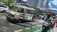 Kondisi mobil sudah habis terbakar hanya menyisakan rangka. Bangkai kendaraan tersebut menyita perhatian pengendara yang melintas.