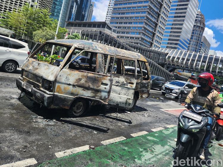 Penampakan Kondisi Mobil yang Terbakar di Sudirman