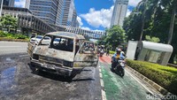 Sebuah kendaraan roda empat nopol B 2856 TJ hangus terbakar di Jl Sudirman, Jakarta, Selasa (19/3/2024).
