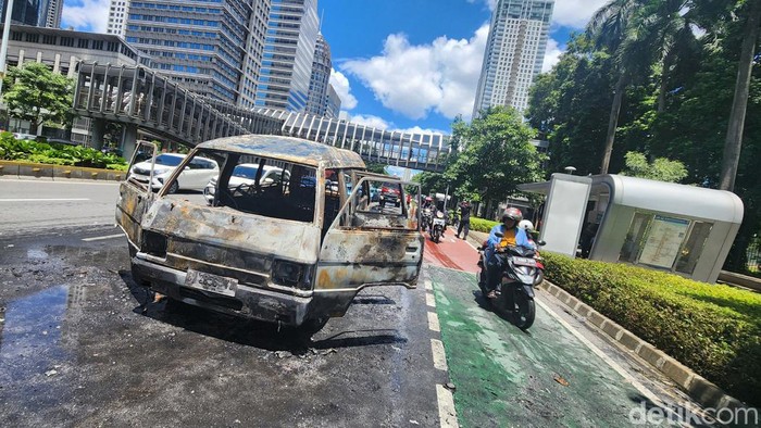 Begini Kondisi Mobil yang Terbakar di Sudirman Sebuah kendaraan roda empat nopol B 2856 TJ hangus terbakar di Jl Sudirman, Jakarta (19/3/2024). Kondisinya sudah habis terbakar tak bisa direstorasi lagi. Bangkai kendaraan tersebut menyita perhatian pengendara yang melintas. Hingga pukul 11.30 WIB, bangkai mobil tersebut belum dipindahkan.