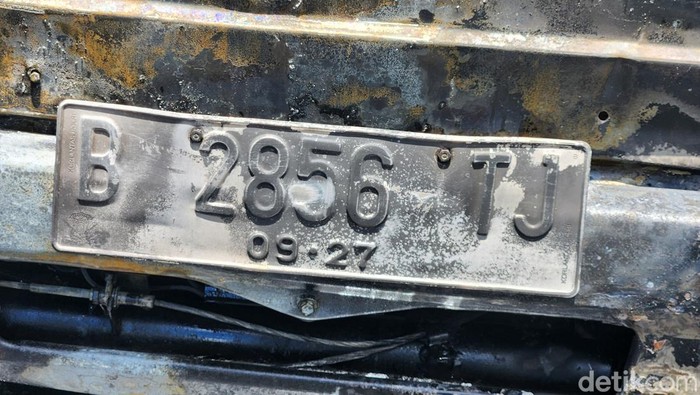 Sebuah kendaraan roda empat nopol B 2856 TJ hangus terbakar di Jl Sudirman, Jakarta (19/3/2024). Kondisinya sudah habis terbakar tak bisa direstorasi lagi. Bangkai kendaraan tersebut menyita perhatian pengendara yang melintas. Hingga pukul 11.30 WIB, bangkai mobil tersebut belum dipindahkan.
