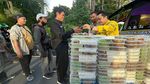 Berkah Ramadan, Bagi-bagi Takjil Gratis Kian Ramai di Ibu Kota