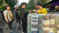 Takjil yang diberikan pun berisi makanan berat untuk berbuka puasa.