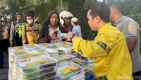 Wajah semringah langsung terpancar dari para pengendara usai menerima takjil.