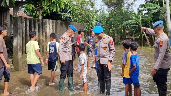 Bidpropam Polda Jawa Tengah ikut turun ke lokasi banjir di Kabupaten Jepara, Selasa (19/3/2024).