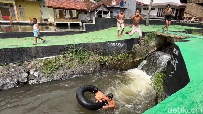 Bocah di Tasikmalaya saat berenang di Sungai Irigasi