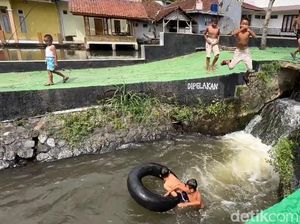 Serunya Ngabuburit ala Bocah Tasikmalaya Berenang di Saluran Irigasi