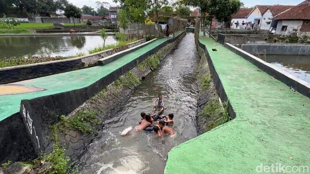 Bocah di Tasikmalaya saat berenang di Sungai Irigasi
