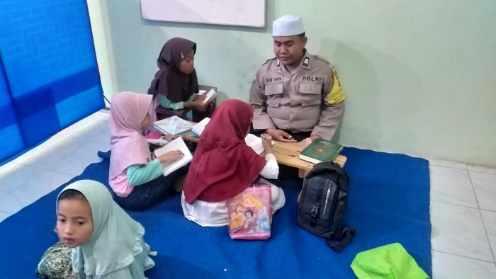 Brigadir Yasin Yahya saat mengajar di TPQ Al Bayan, Pemalang.