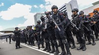 Personel Brimob melakukan apel pengamanan.