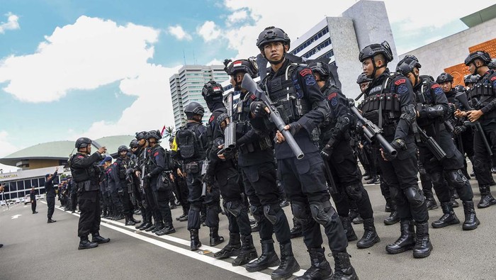 Sejumlah anggota polisi bersiap melakukan penjagaan saat unjuk rasa di depan kompleks Parlemen, Senayan, Jakarta, Selasa (19/3/2024). Polda Metro Jaya mengerahkan 3.355 personel gabungan untuk mengamankan unjuk rasa di depan gedung DPR/MPR dan KPU. ANTARA FOTO/Galih Pradipta/tom.