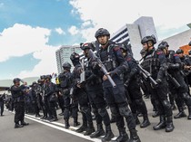 Brimob Amankan Demo di Depan DPR