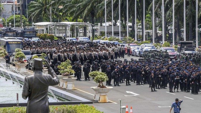 Sejumlah anggota polisi bersiap melakukan penjagaan saat unjuk rasa di depan kompleks Parlemen, Senayan, Jakarta, Selasa (19/3/2024). Polda Metro Jaya mengerahkan 3.355 personel gabungan untuk mengamankan unjuk rasa di depan gedung DPR/MPR dan KPU. ANTARA FOTO/Galih Pradipta/tom.