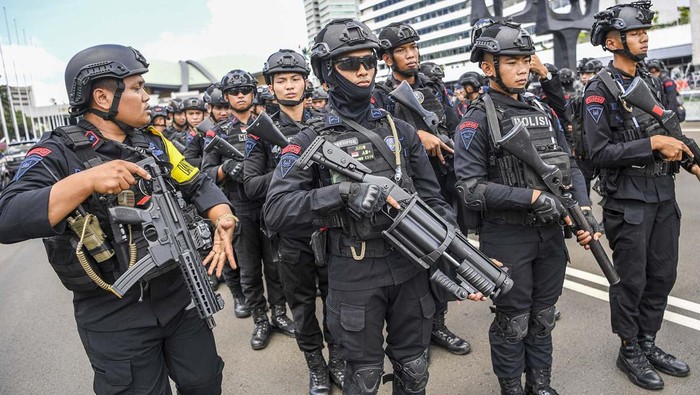 Sejumlah anggota polisi bersiap melakukan penjagaan saat unjuk rasa di depan kompleks Parlemen, Senayan, Jakarta, Selasa (19/3/2024). Polda Metro Jaya mengerahkan 3.355 personel gabungan untuk mengamankan unjuk rasa di depan gedung DPR/MPR dan KPU. ANTARA FOTO/Galih Pradipta/tom.
