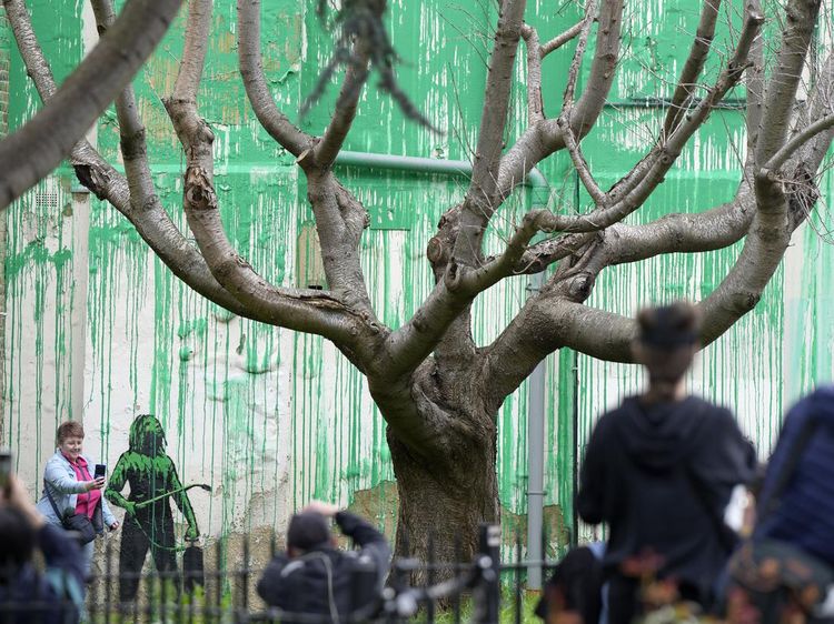 7 Karya Seni Kontroversi Banksy