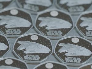 The Royal Mint Inggris Rilis Koin Millennium Falcon Star Wars