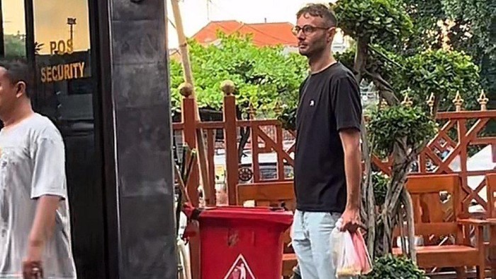 Bule ikutan berburu takjil di Bali.