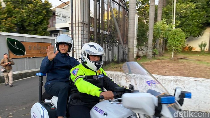 Capres nomor urut 1, Anies Baswedan menghadiri acara buka puasa bersama Relawan Garda Matahari dan datang dibonceng motor patwal kepolisian (Tina/detikcom)