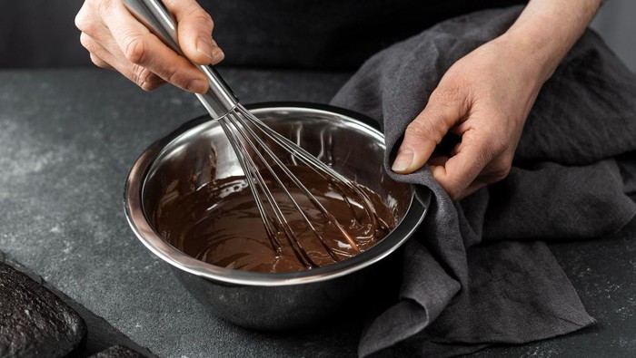 Cara melelehkan cokelat.