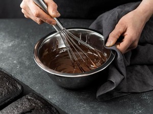 5 Cara Melelehkan Cokelat Batangan dengan Mudah dan Benar