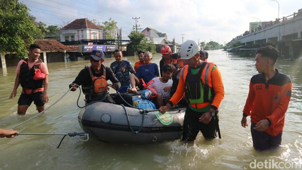 Proses evakuasi warga Karanganyar Demak yang terdampak banjir, Selasa (19/3/2024).