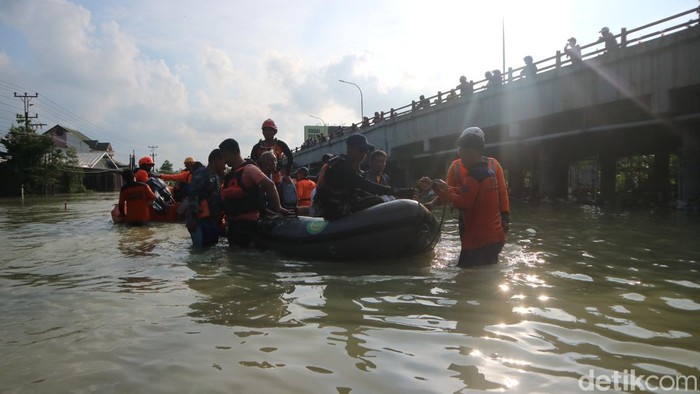 Proses evakuasi warga Karanganyar Demak yang terdampak banjir, Selasa (19/3/2024).