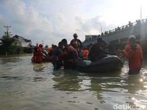 Sempat Bertahan di Rumah, Korban Banjir Demak Dievakuasi Pakai Perahu
