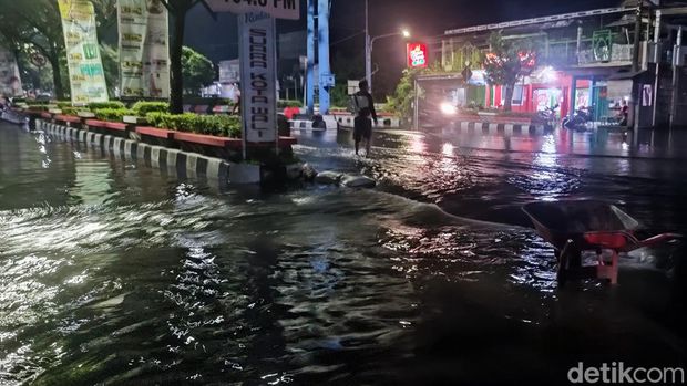 Warga kembali membendung air di jalan protokol Kabupaten Demak, Selasa (19/3/2024).