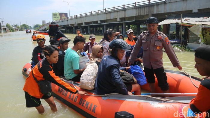 Banjir parah melanda Karanganyar Demak, Selasa (19/3/2024).