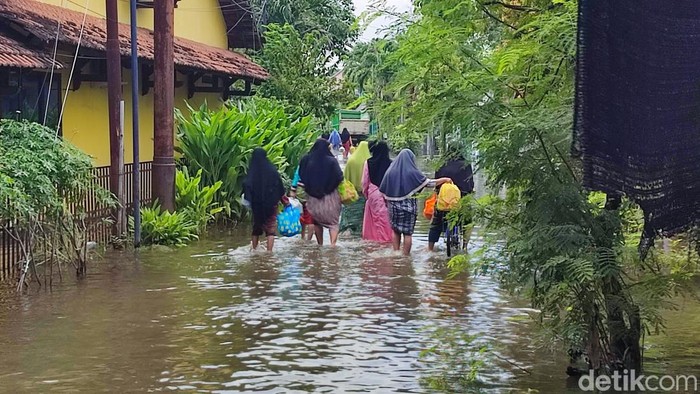 Suasana banjir di Mangunjiwan, Demak, Selasa (19/3/2024).
