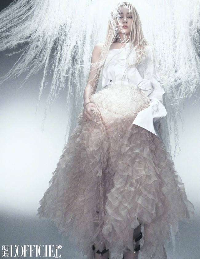 Selain kecantikan Dilraba, hal lain yang menjadi perhatian fans adalah posenya. Dalam salah satu foto yang dirilis, aktris yang drama terbaru Love On The Turquoise Land tersebut terlihat beradegan jongkok dan jinjit. Foto: Dok. Weibo LOFFICIEL