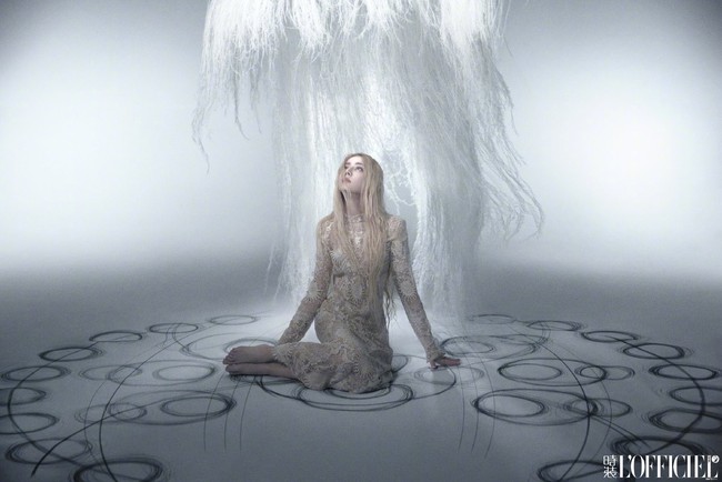 Dalam pemotretan terbaru itu, Dilreba mengenakan baju dan aksesori dari brand kenamaan, Dior yang mana ia adalah brand ambassador-nya.  Foto: Dok. Weibo LOFFICIEL