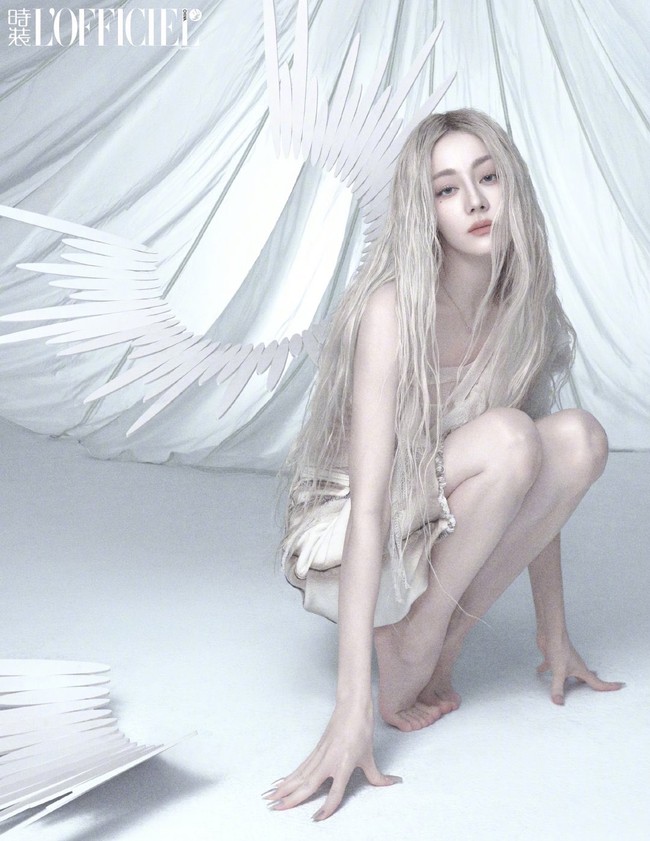 Tampak menawan ketika melakukannya, Dilraba Dilmurat dijuluki sebagai bidadari jongkok oleh netizen.  Foto: Dok. Weibo LOFFICIEL